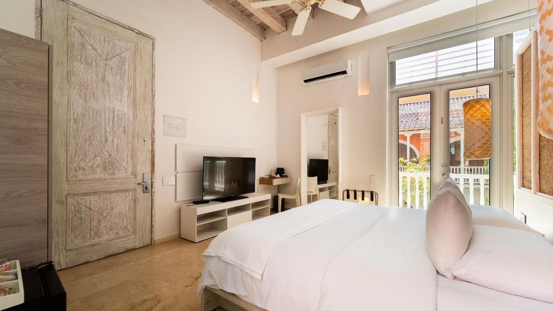 Nacar Cartagena, Curio Collection By Hilton